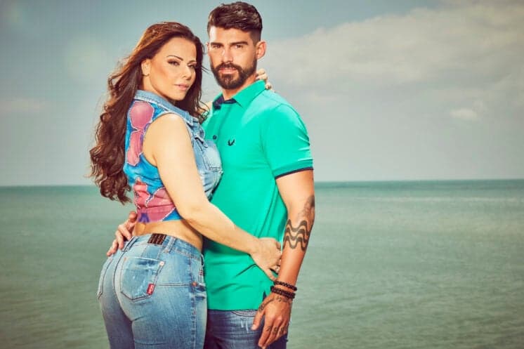 Radamés terminou o noivado com Viviane Araújo por telefone; ela chorou muito