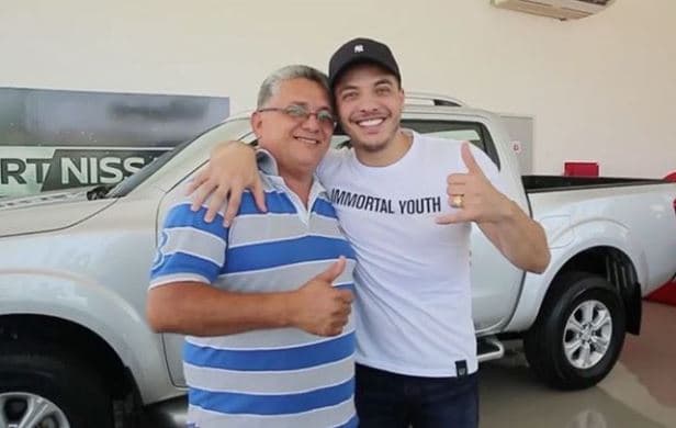Wesley Safadão dá carro caríssimo para o pai