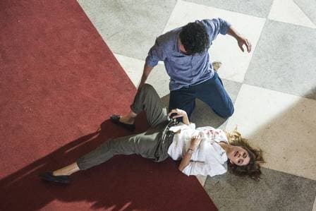 "Os Dias Eram Assim": Alice é baleada no peito ao tentar salvar Renato de Vitor; veja fotos da cena