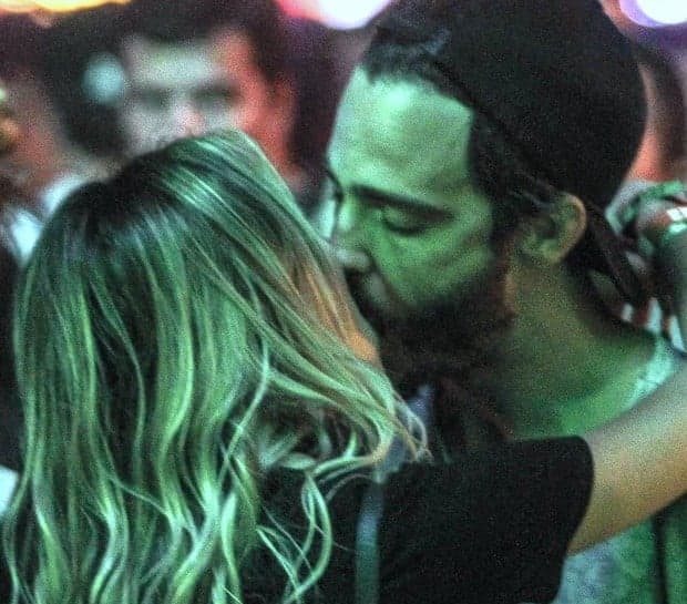 Após separação tumultuada de Cris Dias, Thiago Rodrigues é flagrado beijando outra mulher