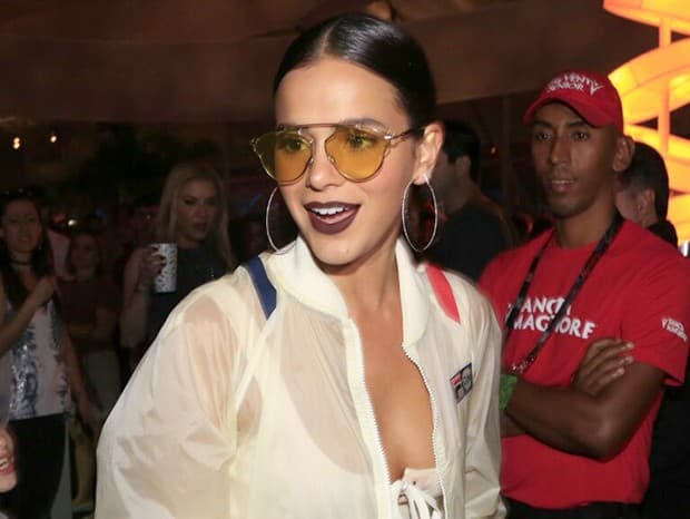Vestido de Bruna Marquezine, que foi duramente criticado no casamento de Marina Ruy Barbosa, custou caro