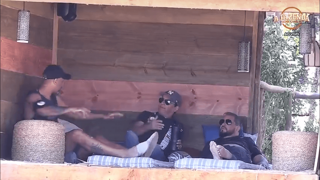 "Vamos dividir o prêmio", dispara Dinei para três amigos em "A Fazenda"