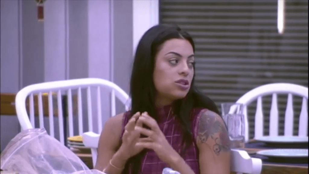 "A Fazenda": Peões falam sobre mudança de sexo e Monique faz revelação