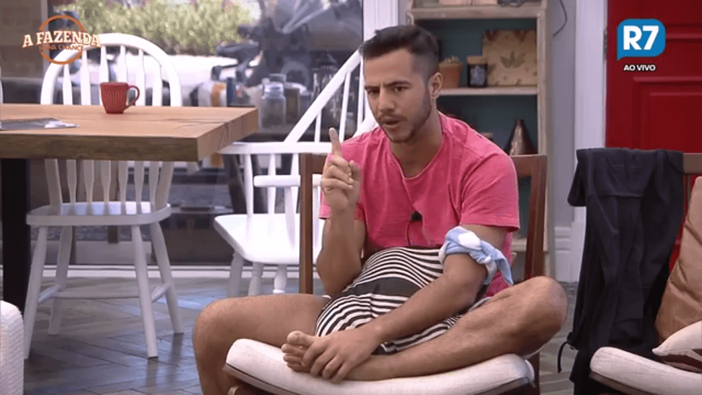 Ana Paula Renault vira assunto na "Fazenda" e Matheus faz revelações