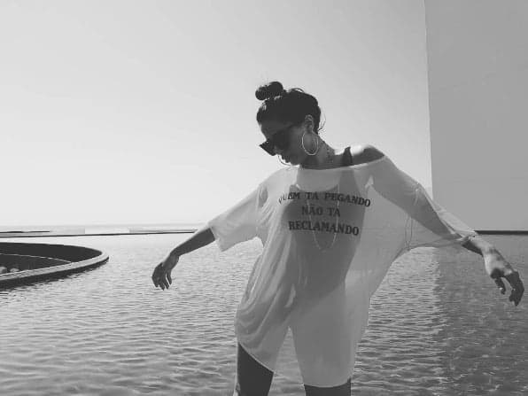 Durante gravação, Anitta cai e vídeo é compartilhado na internet