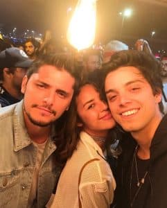 A atriz Yanna Lavigne com os irmãos Bruno Gissoni e Rodrigo Simas (Foto: Divulgação/ Instagram) A atriz Yanna Lavigne com os irmãos Bruno Gissoni e Rodrigo Simas (Foto: Divulgação/ Instagram)