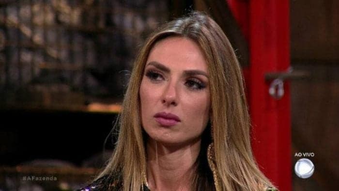 Após briga em programa, ex-panicat esclarece rixa com Nicole Bahls