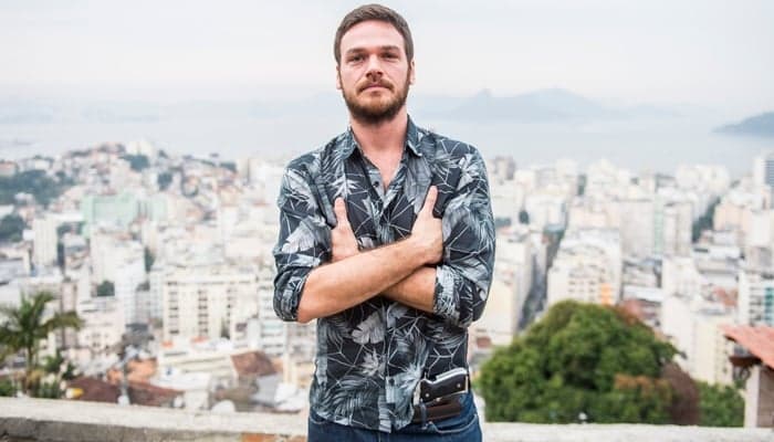 Emilio Dantas sobre gravar na comunidade: "Dá muita angústia"