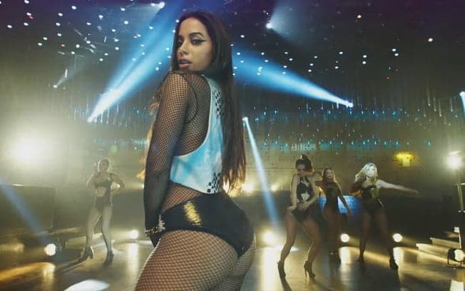 Anitta é vítima de preconceito em boate no exterior e relata vingança