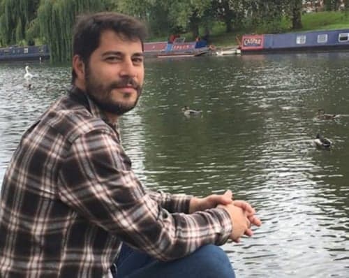 Evaristo Costa é chamado de "solitário" e rebate seguidora