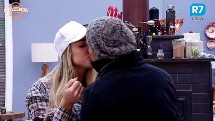 "A Fazenda": Yuri beija Monick e pede remédio contra herpes