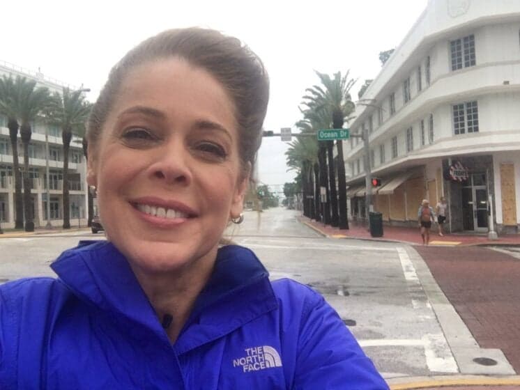 Jornalista Sandra Coutinho é detonada após foto sorrindo com chegada de furacão