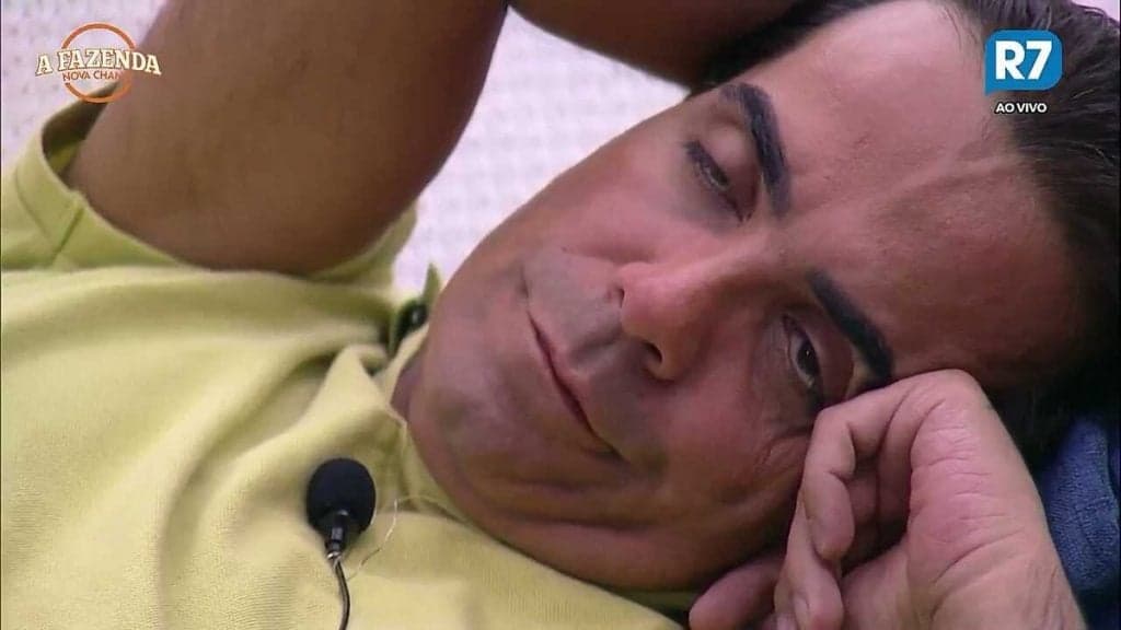 Após se aproximar de Minerato, Fábio Arruda a detona: "Não é vacinada"