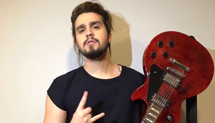 Luan Santana surpreende, monta palco inusitado e canta dentro de avião