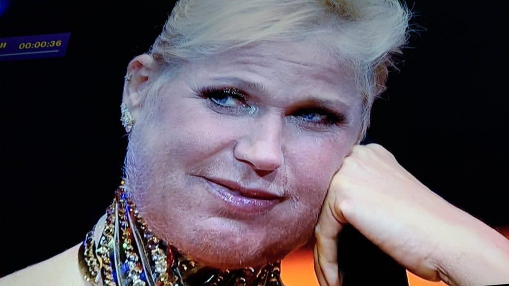 Xuxa ironiza após ser flagrada com barba na Record e manda recado