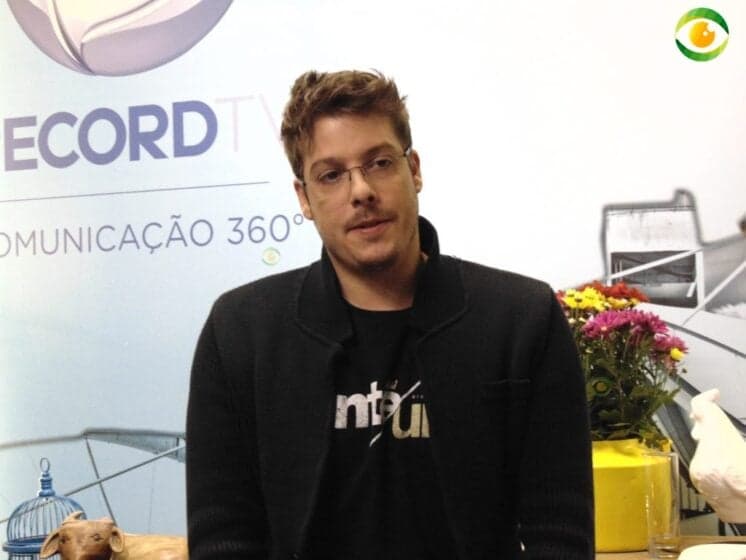 Fábio Porchat aparece bebendo momentos antes do próprio casamento