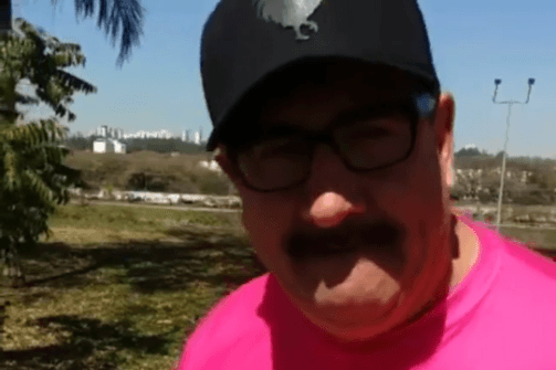 Ratinho aparece ao ar livre praticando exercício e reclama