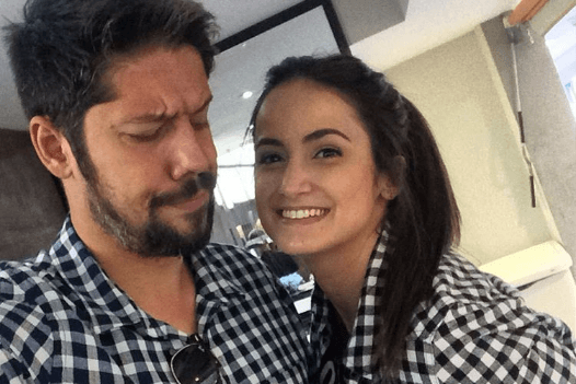 Casal global usa roupas iguais e brincam sobre a situação