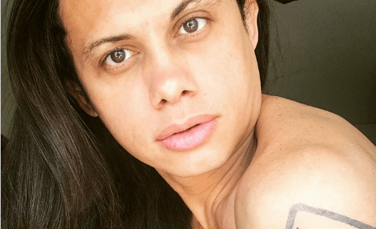 Silvero Pereira mostra e comenta tatuagem exótica que possui no braço
