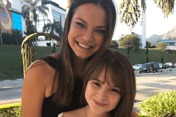Agora no SBT, Milena Toscano posa com protagonista infantil e comenta relação