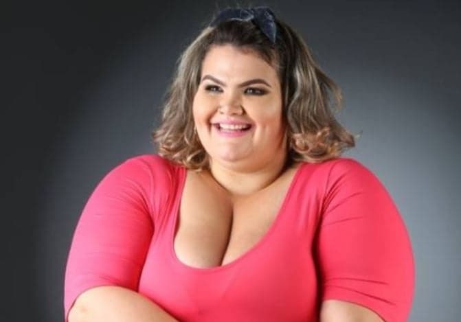 Thais Carla, dançarina plus-size de Anitta posta foto ''pelada'', faz desabafo e ataca Danilo Gentili