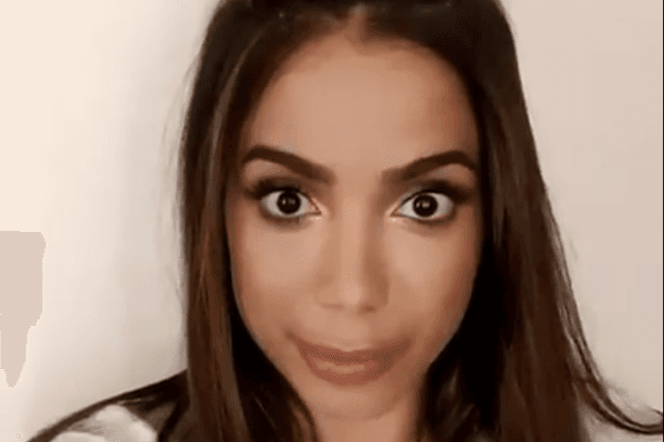 Anitta posa em vaso sanitário e faz piada com nova "moda"