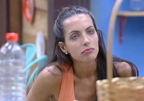 Por causa da Record, Carla Prata esconde tatuagem polêmica que poderia irritar pastores