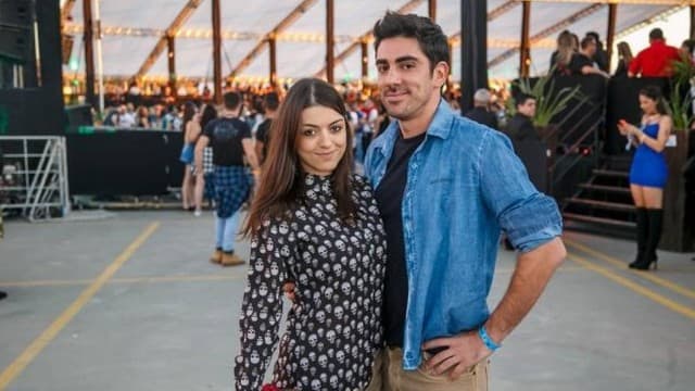 Marcelo Adnet prova que esqueceu Dani Calabresa e leva nova namorada para a Globo