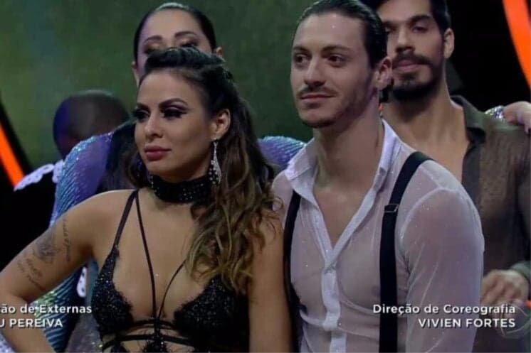 Aline Rosa e coreógrafo teriam brigado no "Dancing Brasil"; cantora é eliminada e causa revolta