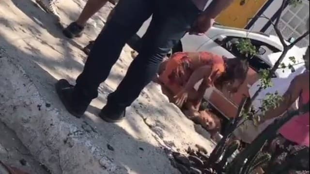 "A Força do Querer": Bibi "espanca" Carine em praça pública; veja fotos da cena