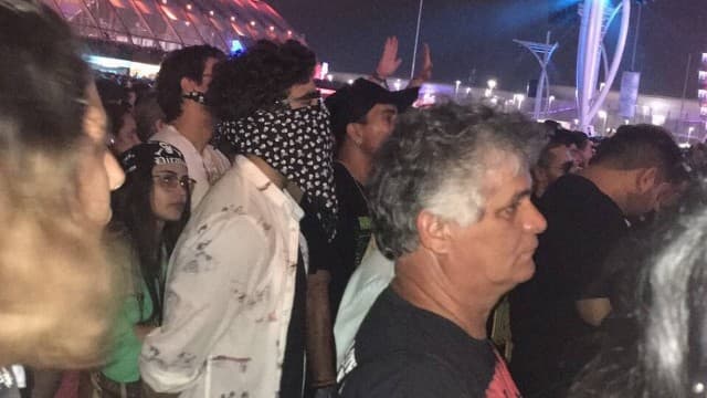 Caio Castro se disfarça e vai assistir o Rock In Rio no meio do "povão"
