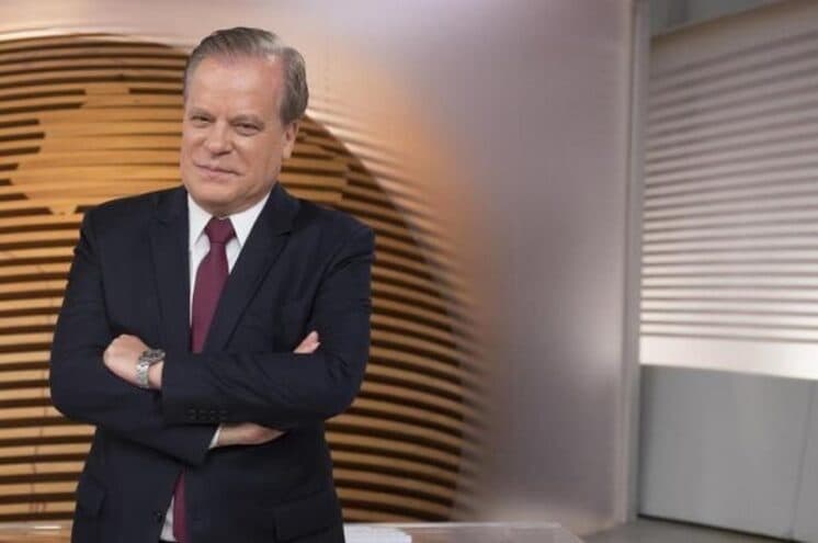 Chico Pinheiro imita Chacrinha na TV e internet vai à loucura
