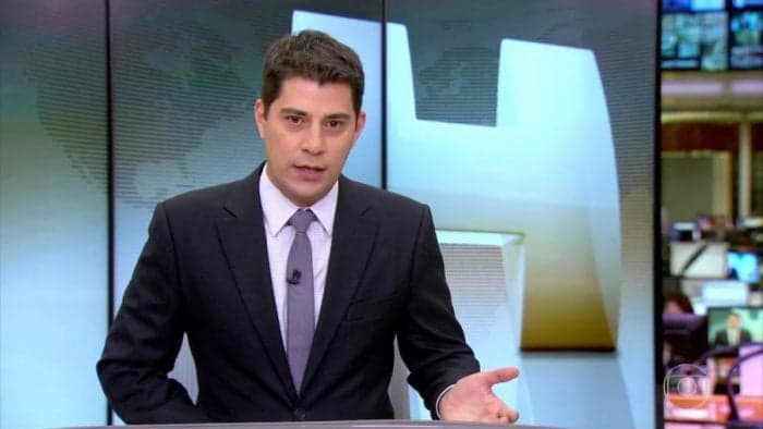 Evaristo Costa quebra a internet ao aparecer em foto antiga na Globo