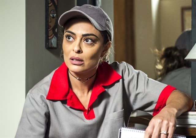 "A Força do Querer": Bibi foge da polícia disfarçada de gari e deixa Silvana desesperada