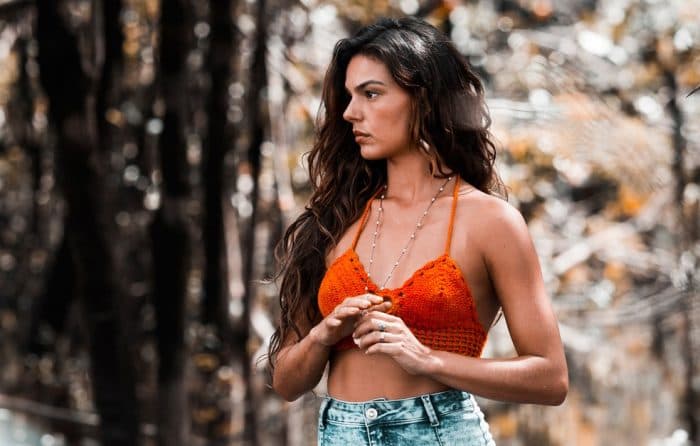 Isis Valverde empina o bumbum e fãs comparam com cena de Paolla Oliveira em "Felizes para Sempre"