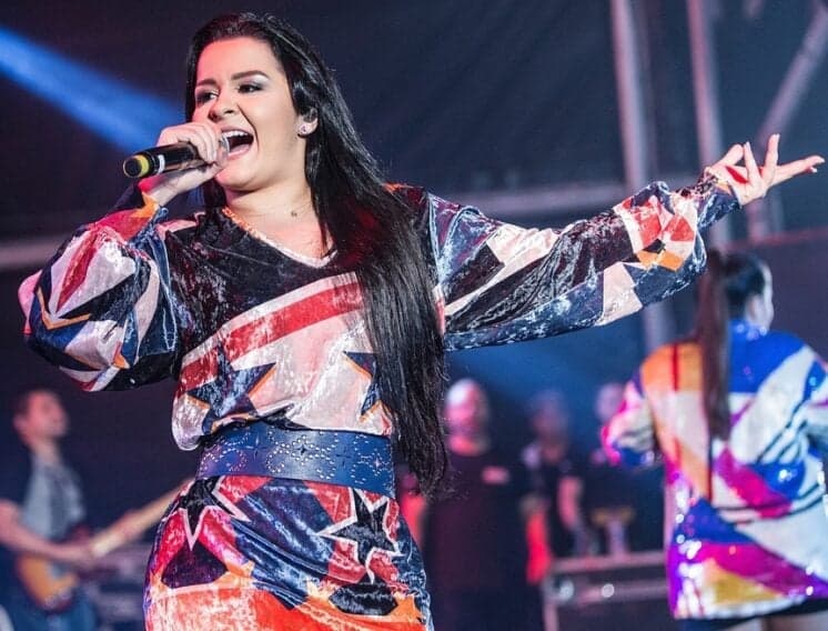 Maraisa posta foto com o namoro e conquista a internet