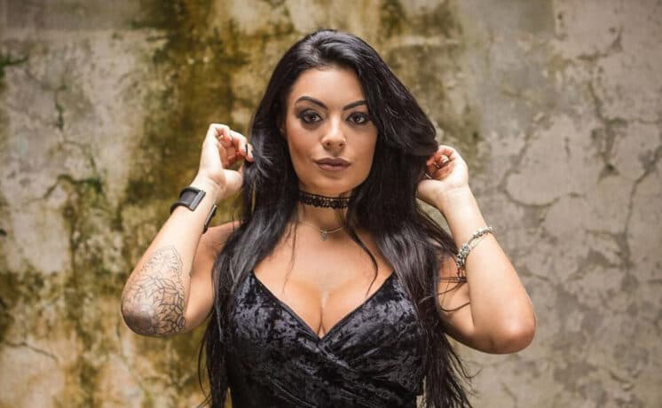 Ao vivo, Monique Amin confirma que teve contrato com a Globo para abafar caso polêmico do BBB