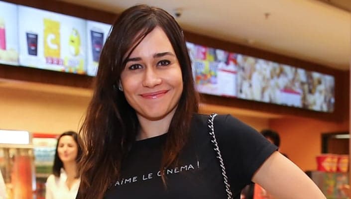 Alessandra Negrini posta foto, surpreende seguidores e é comparada com adolescente