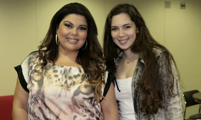 Fabiana Karla homenageia a filha e surpreende ao publicar foto antiga onde aparece grávida