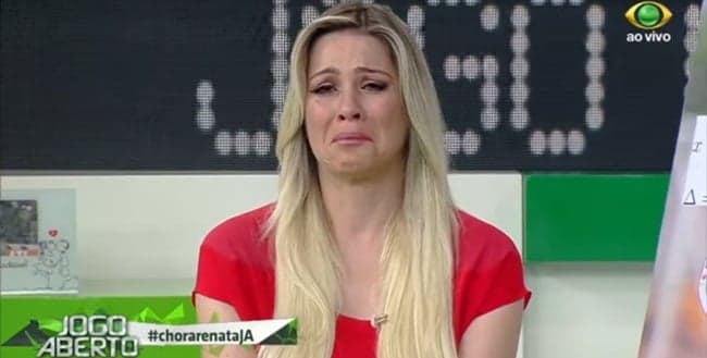 Renata Fan, após dar esporro ao vivo por foto de biquíni, leva rasteira e tem programa roubado da Band