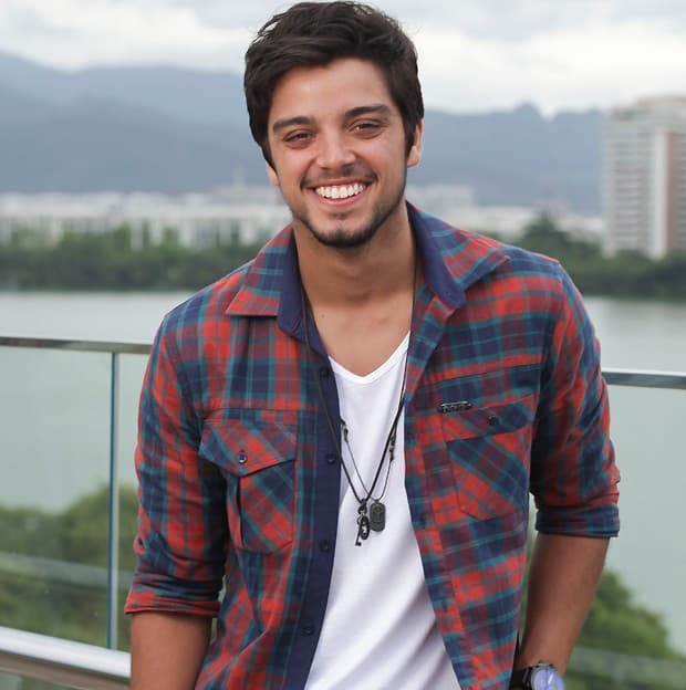 Rodrigo Simas vai com a namorada no Rock In Rio, mas some em banheiro masculino