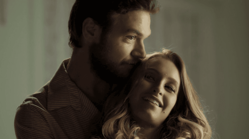 Rubinho (Emílio Dantas) e Carine (Carla Diaz) em cena de "A Força do Querer" (Foto: Reprodução/Globo)