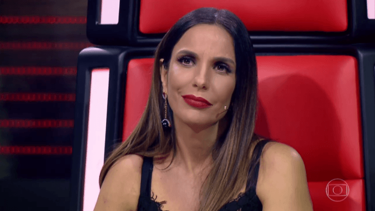 Grávida, Ivete Sangalo faz show sentada e vídeo viraliza; confira