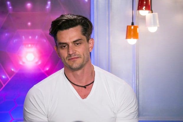 Marcos Harter diz que é considerado um herói e ataca a Globo na "Fazenda"