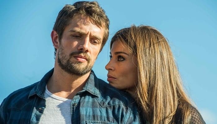 O Outro Lado do Paraíso: Renato acha que Clara não sobreviveu e se junta com Lívia para tomar decisão