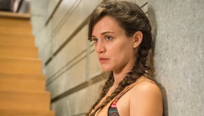 "O Outro Lado do Paraíso": Clara é espancada e toma atitude inesperada