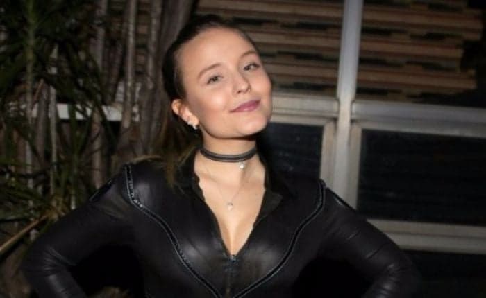 Larissa Manoela fala sobre vida de solteira e faz referência à Anitta