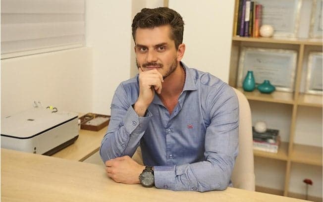 Atenta: Marcos Harter é flagrado observando as fotos de Flávia na "Fazenda"