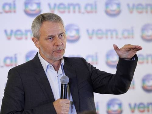 Diretor geral da Globo assiste "A Força do Querer" com elenco de novela
