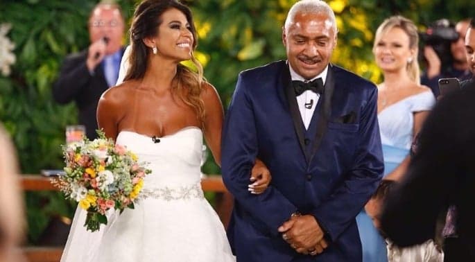Tiririca posa em foto romântica e se declara para a esposa no aniversário de 40 anos